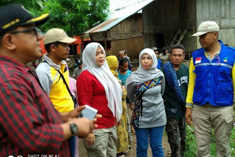 Bupati Bima Hj Indah Dhamayanti Putri saat meninjau lokasi banjir, Minggu (14/01/2018)