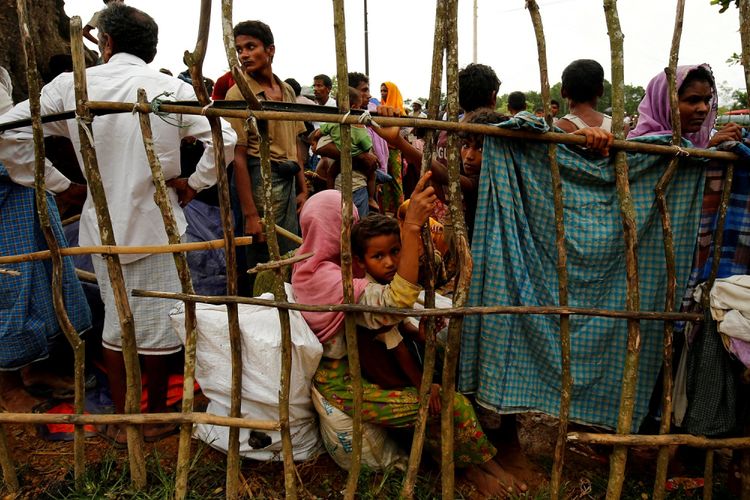 Pengungsi baru Rohingya menunggu bisa masuk kamp pengungsi sementara Kutupalang, Cox Bazar, Bangladesh, Rabu (30/8/2017).