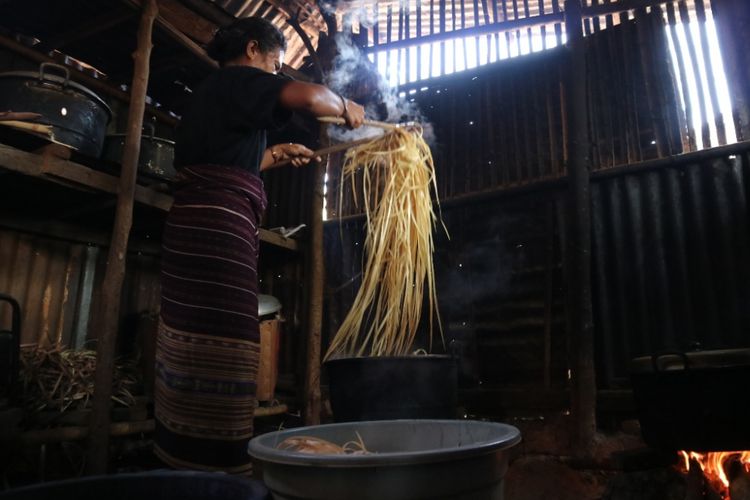 Proses pengawetan, produksi kerajinan anyaman lontar, di Rumah Anyam DuAnyam Wulublolong, Flores TImur, NTT, Jumat (12/10/2018).