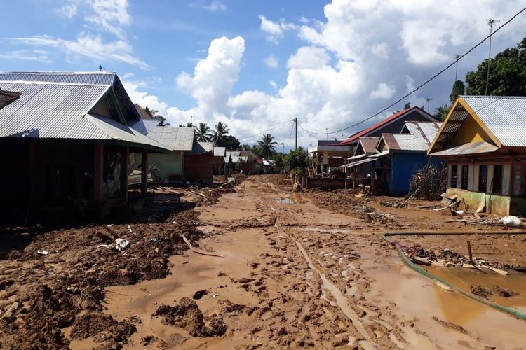 Kondisi permukiman warga Desa Genting, Kecamatan Bang Haji, Kabupaten BEngkulu Tengah, Provinsi Bengkulu pasca banjir. Saat ini warga satu desa ini masih berada di pengungsian