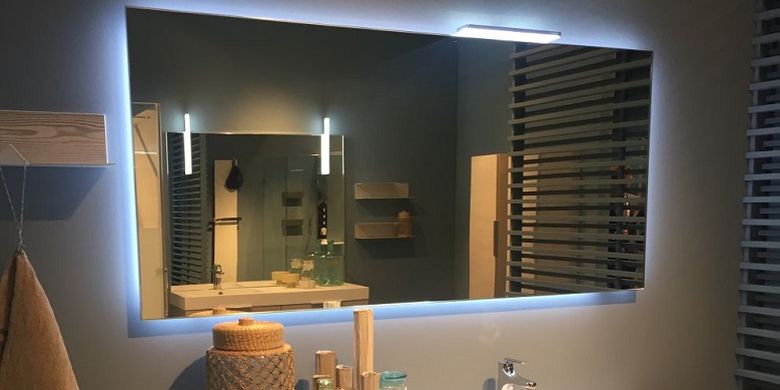 Cermin Backlit Cocok Dipasang di Kamar Mandi Modern 