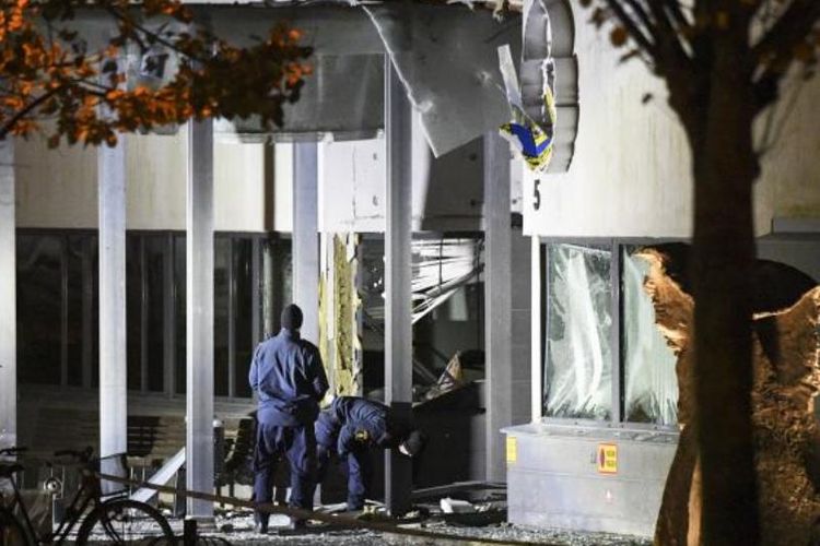 Petugas forensik tengah meneliti kantor polisi Helsingborg yang menjadi sasaran ledakan bom Rabu dinihari waktu setempat (18/10/2017)