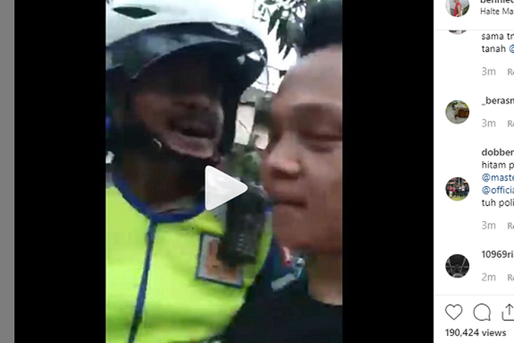 Tangkapan layar video polisi emosi hingga merebut ponsel warga di Jakarta Utara menjadi viral di media sosial. 