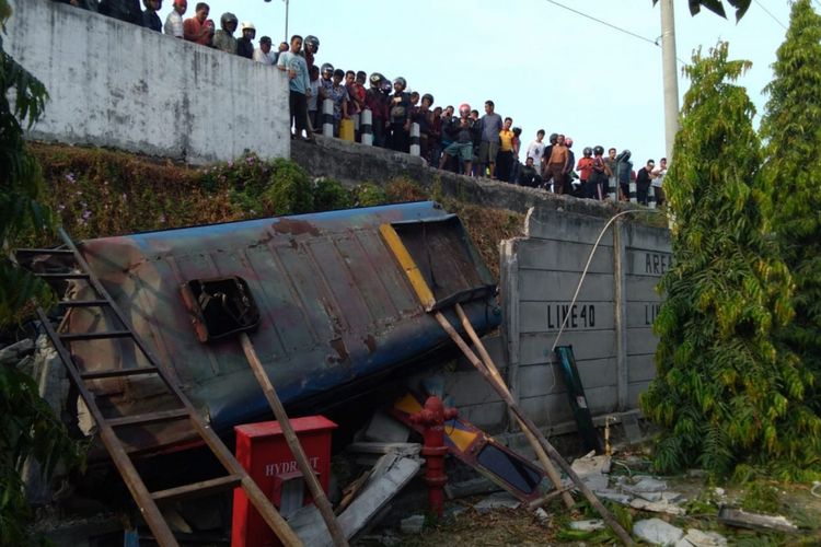 Mikrobus jurusan Yogyakarta-Wonosari, masuk jurang di Banguntapan, Bantul, Jumat (12/10/2018) pagi.