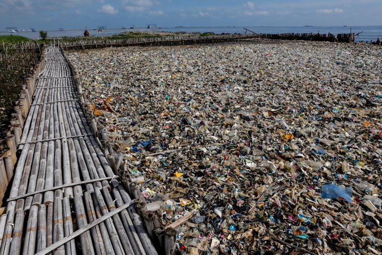Sampah yang menumpuk di kawasan Teluk Jakarta, Muara Angke, Jakarta Utara, Rabu (14/3/2018). Pencemaran di wilayah Teluk Jakarta mayoritas bersumber dari limbah domestik rumah tangga yang menyebabkan air laut menjadi tercemar dan berdampak buruk bagi ekosistem di lingkungan sekitar.