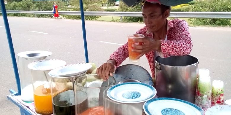 Pedagang minuman di depan Sungai Mekong sisi Vientiane