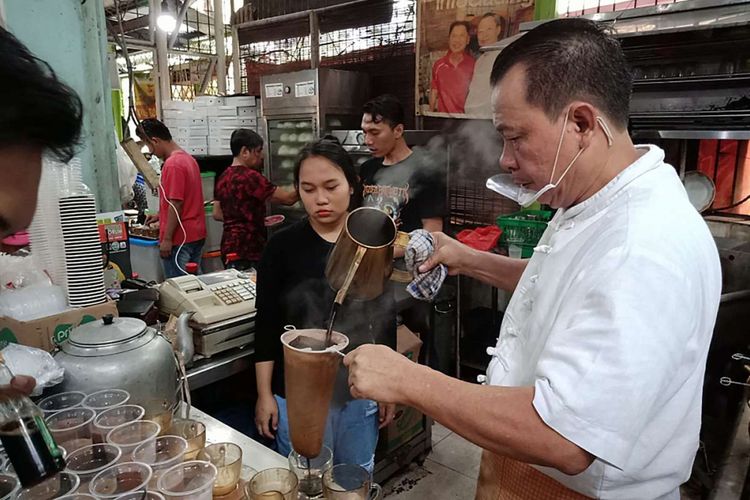 Pemilik Kopi Johny, Johny Poluan, saat menyajikan kopi di kedainya di kawasan Kelapa Gading, Jakarta, Sabtu (17/2/2018). Kopi Johny belakangan banyak diperbincangkan setelah kerap disinggung oleh pengacara Hotman Paris di akun Instagramnya.