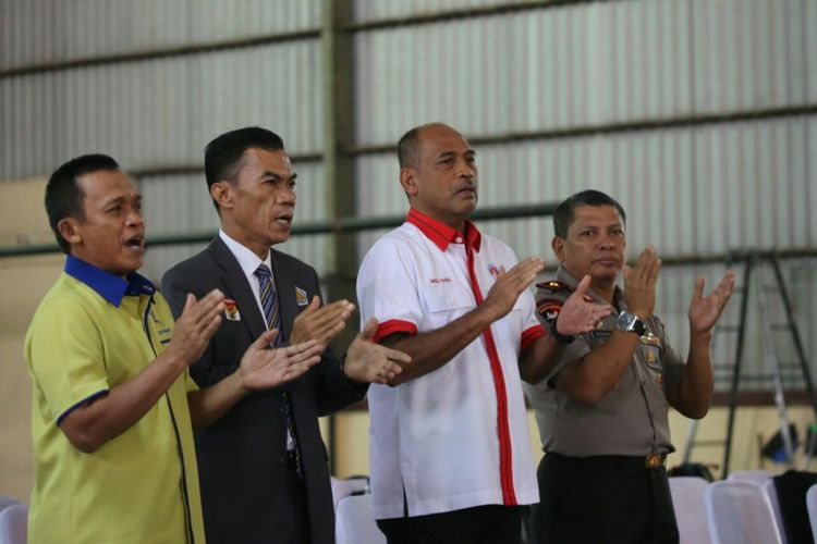 Deputi Peningkatan Prestasi Olahraga, Mulyana (baju putih) beserta Wakil Komandan Korps Brimob Abdul Rahman Baso meninjau Ekshibisi Tim Sepak Takraw Asian Games di GOR Markas Korps (Mako) Brimob, Kelapa Dua, Depok, Jawa Barat, Kamis (26/4/2018) pagi. 