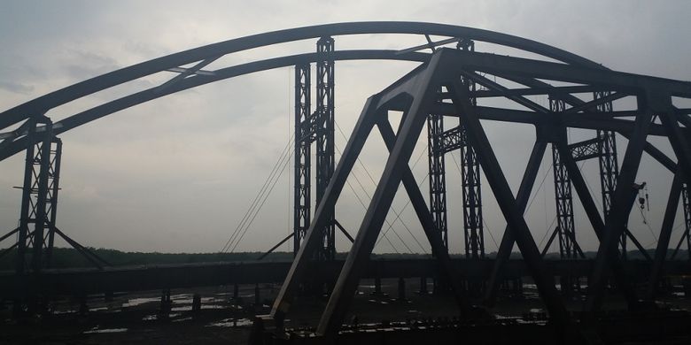 Pengerjaan Jembatan Tumbang Samba di pabrik Wika Beton, di Subang, Jawa Barat.