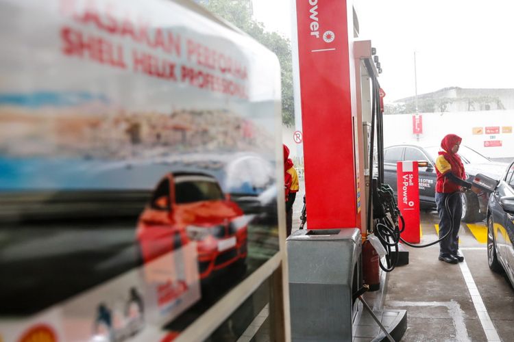 Petugas mengisi bahan bakar minyak (BBM) di SPBU Shell Jalan Gatot Subroto, Menteng Dalam, Jakarta, Senin (12/3/2018). 