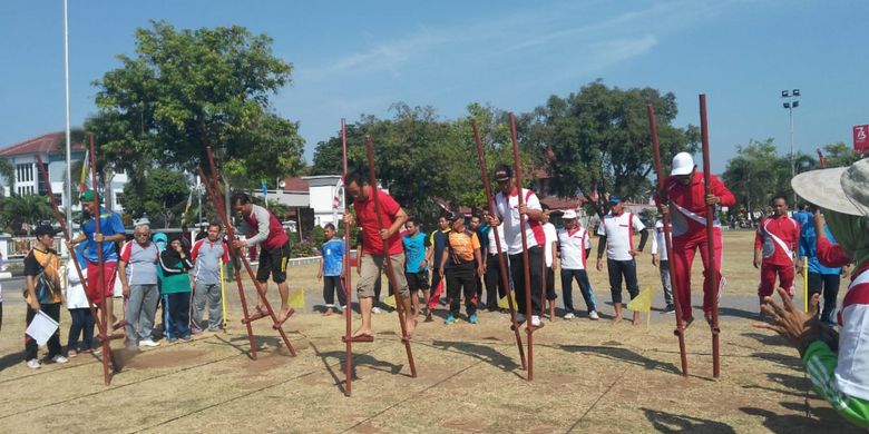 Olahraga tradisional Egrang di Kabupaten Kendal, Jawa Tengah, Jumat (24/8/2018).