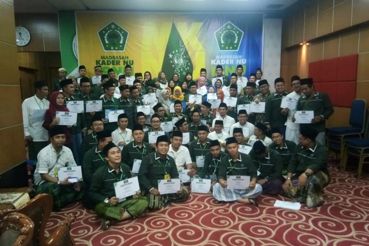 Pengurus ISNU foto bersama usai mengikuti Madrasah Kader NU di Pusdiklat Kemenag, Tangerang Selatan, Minggu (18/11/2018)