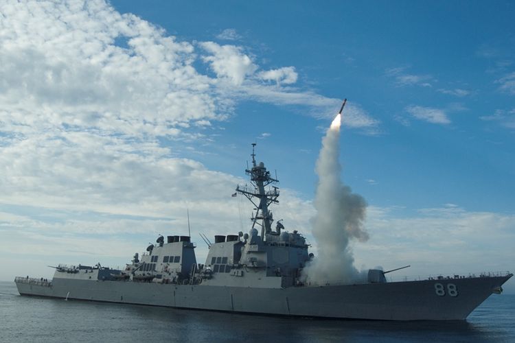 Foto ini memperlihatkan kapal perang USS Preble menembakkan rudal Tomahawk dalam sebuah latihan di perairan California pada 29 September 2010.