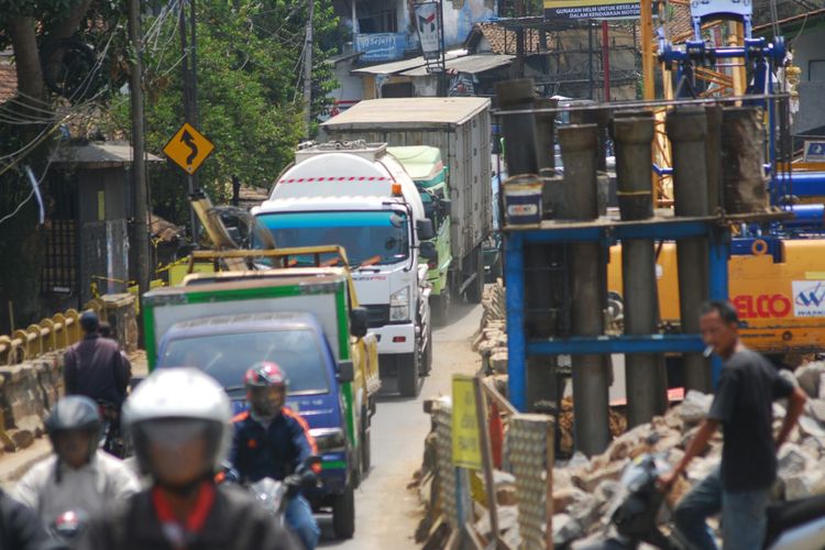 Antrean kendaraan terjadi di Jembatan Cisadane, Kampung Cisalopa, Kecamatan Cijeruk, Kabupaten Bogor, Selasa (12/9/2017). Kementerian Pekerjaan Umum dan Perumahan Rakyat melakukan perbaikan Jembatan Cisadane karena struktur bangunan jembatan itu sudah mulai rusak.