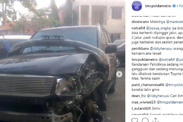 Mobil Marko Simic ringsek setelah terlibat kecelakaan di jalan layang atau flyover di depan Balai Sarbini di kawasan Semanggi, Jakarta Selatan, Senin (1/10/2018) sekitar pukul 20.00 WIB.

