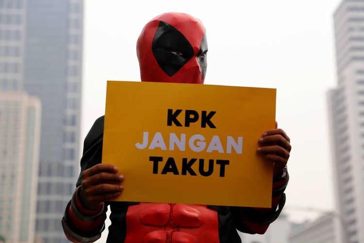 Sejumlah orang dari Koalisi Save KPK mengenakan kostum super hero saat menggelar aksi dukungan kepada KPK di Bundaran Hotel Indonesia, Jakarta, Minggu (16/4/2017). Koalisi Save KPK mengecam segala bentuk pelemahan dan intimidasi kepada KPK serta terus mendukung kerja pemberantasan korupsi.