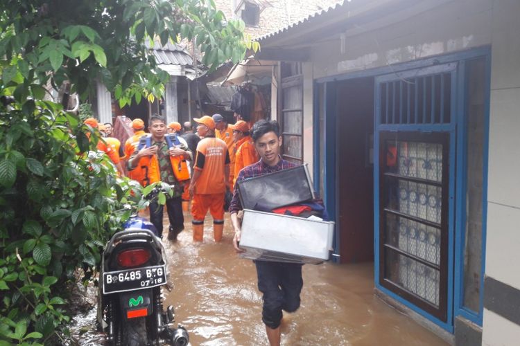 Suasana pemindahan barang-barang berharga milik warga di RW 5 Pejaten Timur yang tempat tinggalnya terdampak banjir, Senin (5/2/2018). 