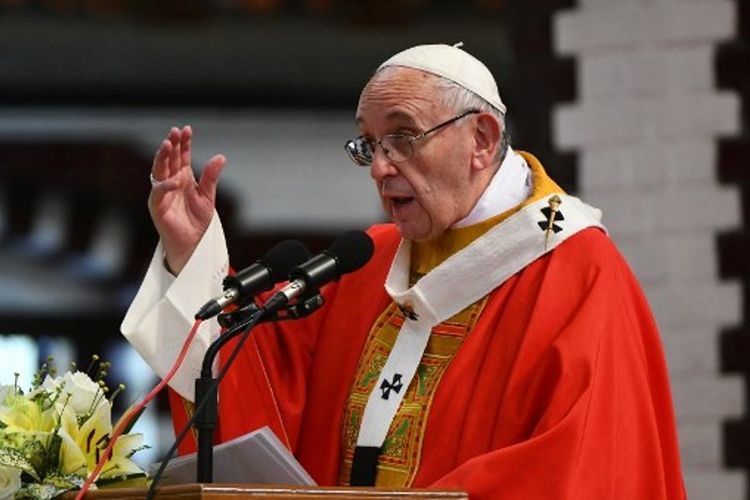 Paus Fransiskus ketika memimpin misa di Katedral Santa Maria di Yangon, Myanmar (30/11/2017). Fransiskus sengaja berkunjung ke Myanmar dan Bangladesh untuk menyelesaikan krisis Rohingya