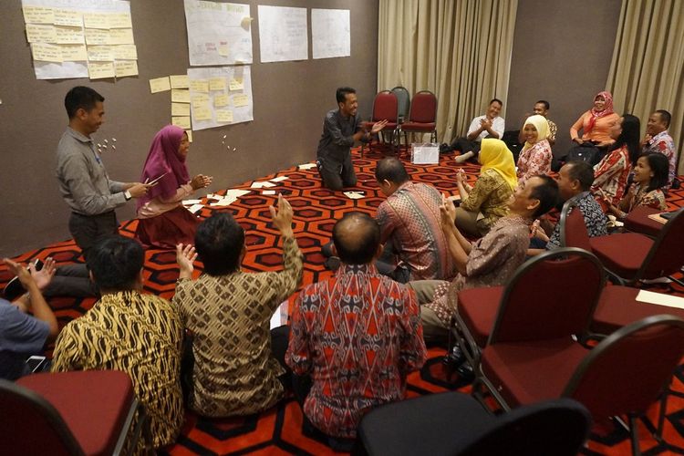 Peserta lokakarya refleksi pelaksanaan program Kinerja dan Akuntabilitas (KIAT) Guru saat berdiskusi di Surabaya.