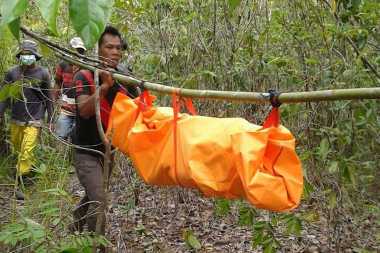 Jenazah Selvia (13) anak dari Ponia yang merupakan korban pembunuhan oleh tiga calon TKI saat ditemukan di pinggiran Sungai Lematang, Kabupaten Lahat, Sumatera Selatan pada (25/12/2018) lalu.