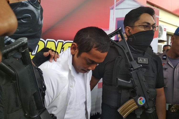 Caleg terpilih PPP Kota Makassar Rachmat Taqwa Quraisy saat dihadirkan di konferensi pers kasus narkoba yang menimpanya, Selasa (20/8/2019).