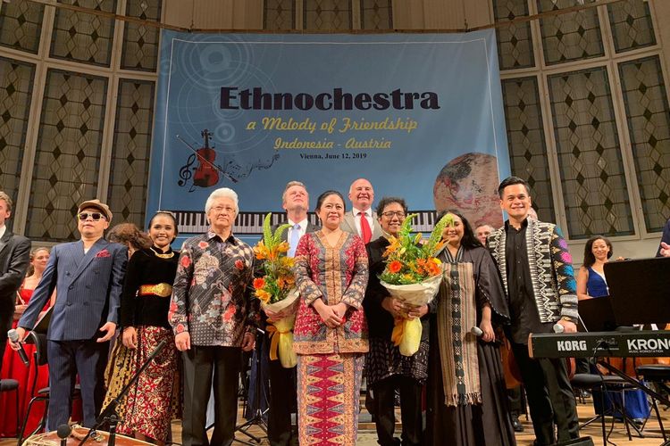 Menteri Koordinator Pembangunan Manusia dan Kebudayaan Puan Maharani bersama musisi Erwin Gutawa (tiga dari kanan) dalam konser musik bertajuk Ethnochestra: A Melody of Friendship di Wina, Austria, Rabu (12/6/2019).