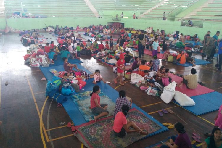 Suasana di pos pengungsi di GOR Swecapura, Klungkung, Bali.