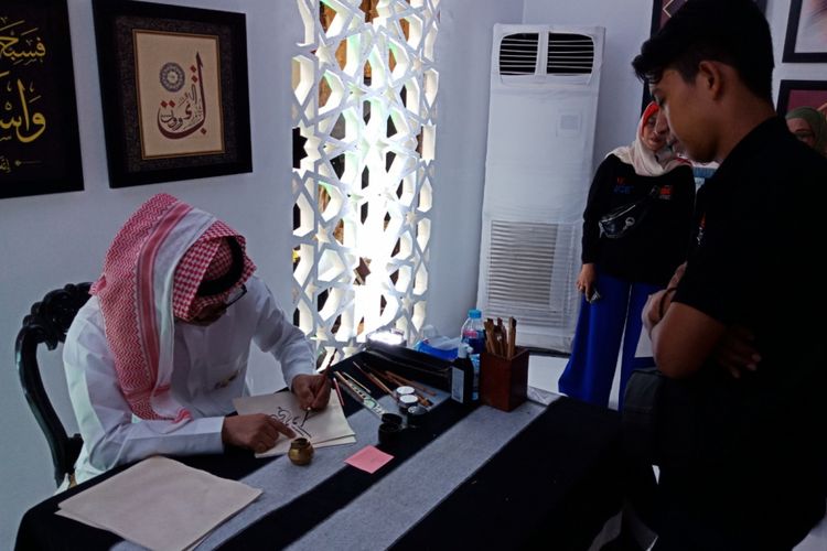 Salah satu stan kebudayaan mempraktikan pembuatan kaligrafi khas Arab Saudi gratis untuk pengunjung, di pameran kebudayaan Arab Saudi, Saudi House dalam rangka mengenalkan budaya selama Asian Games 2018, berlangsung di Resto Pulau Dua, Jakarta, Jumat (24/8/2018).