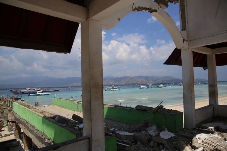 Pantai di Pulau Gili Trawangan, NTB, yang terlihat sunyi setelah rententan gempa mengguncang Pulau Lombok, NTB, dengan gempa utama pada Minggu (5/8/2018). Gambar diambil pada Kamis (9/8/2018) siang.