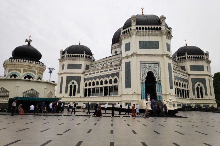 Masjid Raya Al Mashun di Medan, Sumatera Utara.