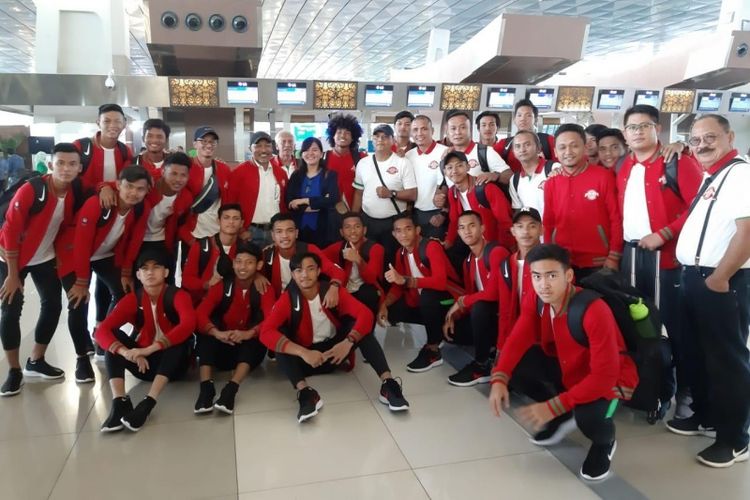Sekretaris Jenderal PSSI, Ratu Tisha, melepas keberangkatan para pemain, pelatih, dan kru tim nasional U-18 Indonesia ke Vietnam, di Bandar Udara Soekarno-Hatta, Tangerang, Sabtu (3/8/2019).