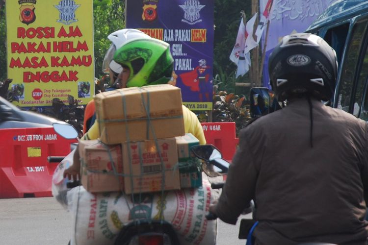 Pemudik sepeda motor saat melintas di Simpang Gadog, Ciawi, Bogor, Jawa Barat, Kamis (14/6/2018).