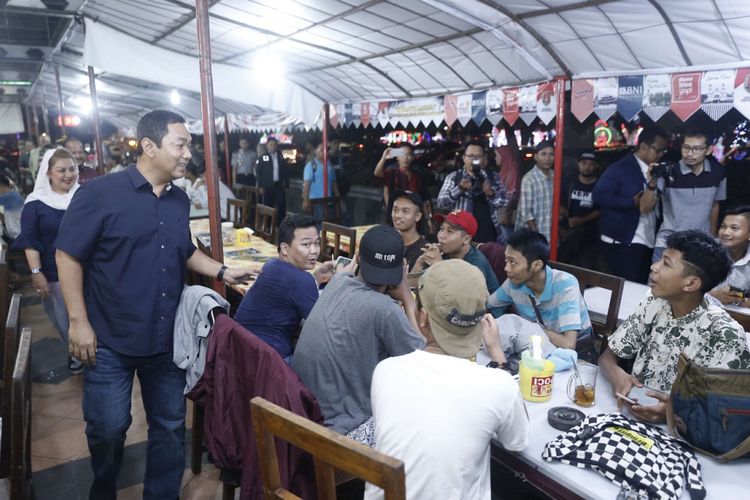 Wali Kota Semarang Hendrar Prihadi mengunjungi shelter pedagang kaki lima di kawasan Simpang Lima, Semarang, Selasa (12/6/2018)