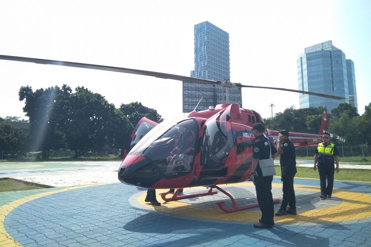 Helikopter jenis Bell 505 dengan kapasitas 4 penumpang dan 1 pilot milik Whitesky Aviation di Helipad Wisma Aldiron, Pancoran, Jakarta, Kamis (14/6/2018).