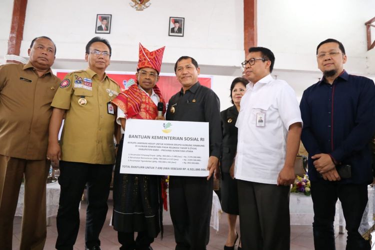 Menteri Sosial Idrus Marham menyerahkan bantuan sosial bagi masyarakat korban bencana alam Gunung Sinabung di Sumatera Utara, Senin (9/7/2018)
