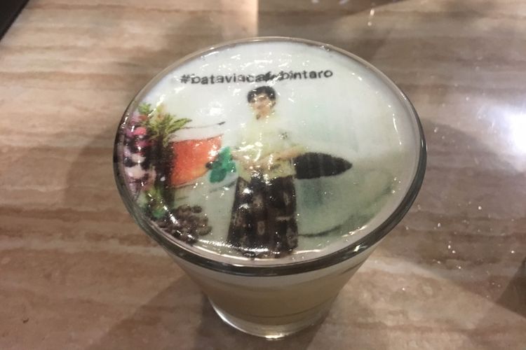 Selfie drink, secangkir kopi dengan printing foto wajah atau pun gambar di Batavia Café, Lotte Mart Bintaro, Tangerang, Banten. 