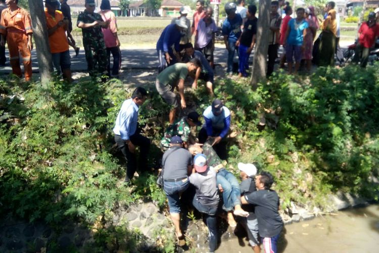 Tim gabungan mengevakuasi jenazah Amrul Novian yang ditemukan tewas mengapung di Sungai Melikan, Desa Purwosari, Kecamatan Babadan, Kabupaten Ponorogo, Jawa Timur, Kamis ( 24/8/2017).