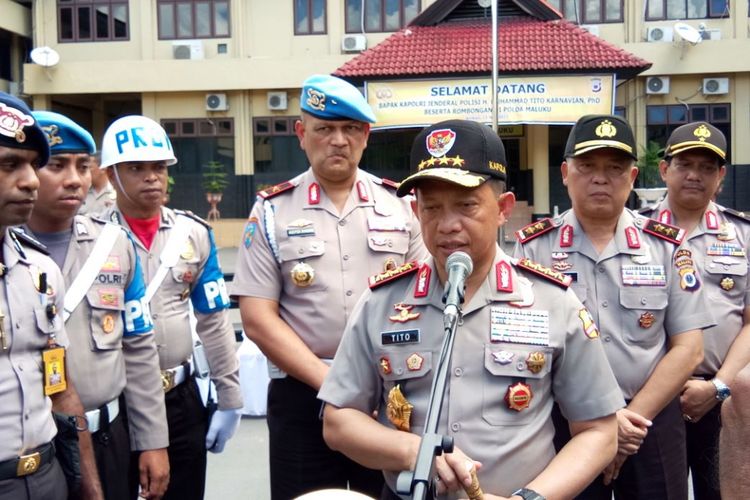 Kapolri Jenderal Polisi Tito Karnavian saat memberikan keterangan kepada wartawan di halaman Polda Maluku, Senin siang (13/11/2017).