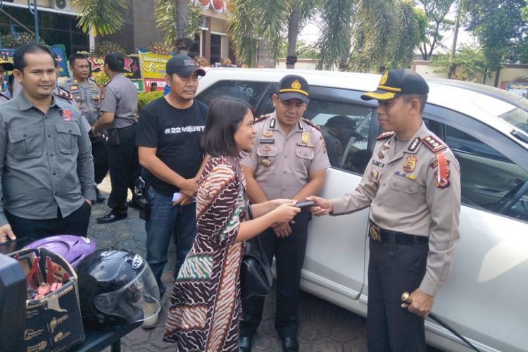 Kapolres Karawang AKBP Slamet Waloya mengembalikan mobil Fristin yang hilang, Jumat (20/7/2018).