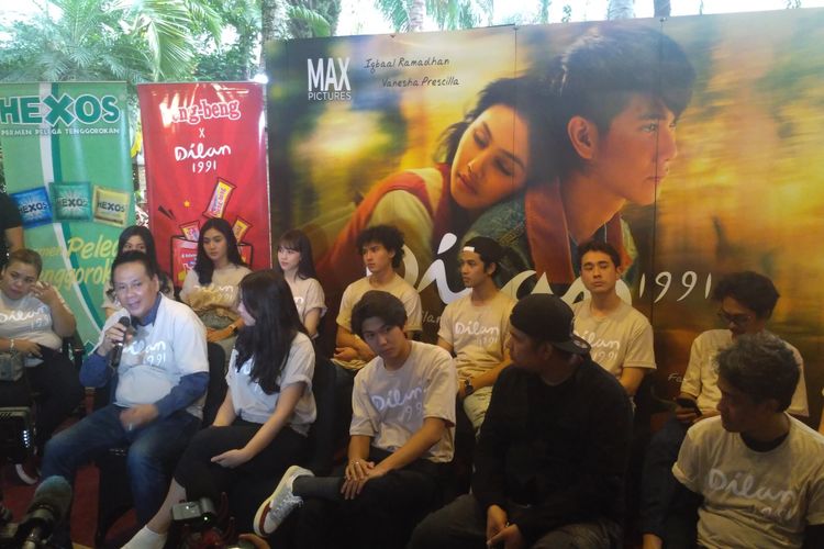 Para pemain film Dilan 1991 saat jumpa pers di kawasan Dago, Bandung, Senin (29/10/2018). Terlihat di dalamnya Ody Mulya (produser), Fajar Bustomi (sutradara), Vanesha Prescilla (Milea), dan Iqbaal Ramadhan (Dilan).