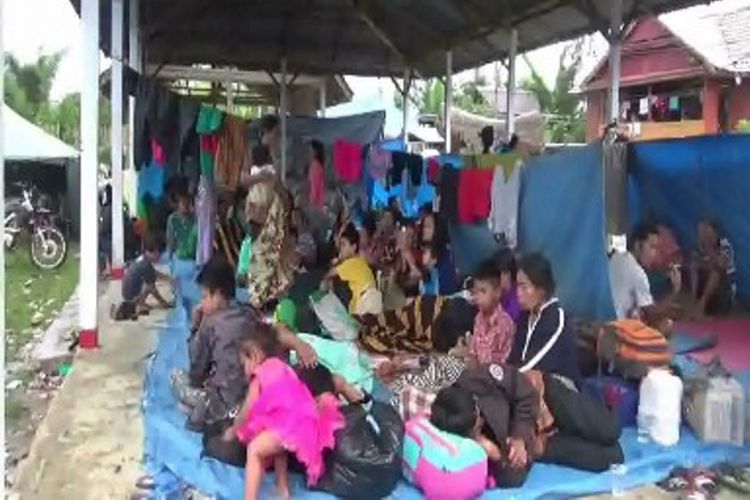 Tidur di lapangan becek, belasan ribuan pengungsi gempa di mamasa sulawesi barat kekurangan logistik makanan dna  m relalwan yang membantu para pengungsi