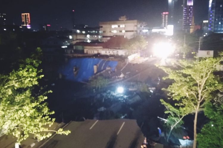 Lokasi jalan ambles di jalan Raya Gubeng Surabaya, Selasa (18/12/2018) malam