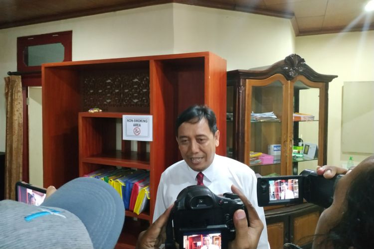 kordinator Divisi hukum, data dan informasi Bawaslu Bali I Dewa Kade Wiarsa Raka Sandi saat memberikan keterangan pers di Denpasar, Senin (19/2/2019)