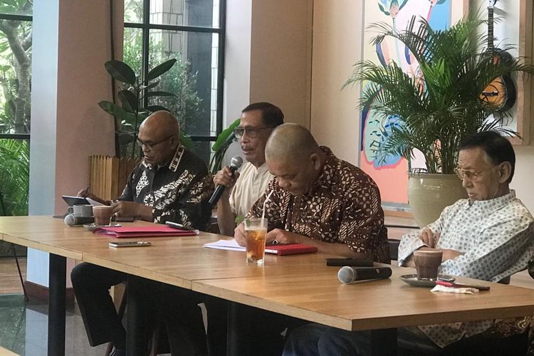Mantan Jaksa Agung Muda Tindak Pidana Khusus (Jampidsus) Sudono Iswahyudi (kedua dari kiri) dalam konferensi pers bertajuk Kriteria Jaksa Agung yang Dikehendaki Keluarga Besar Purna Adhyaksa, di kawasan Senayan, Jakarta Pusat, Minggu (21/7/2019).