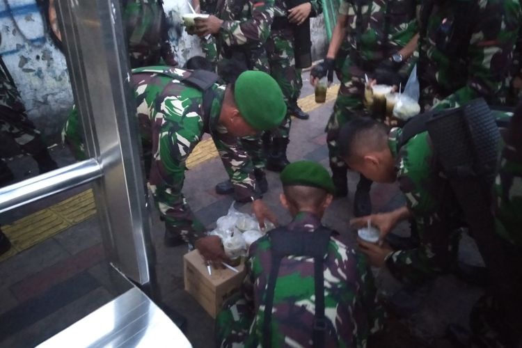Personil Kodim Jakarta Pusat Berbuka Puasa di Jalan Jati Baru, Tanah Abang, Jakarta Pusat, Rabu (22/5/2019)