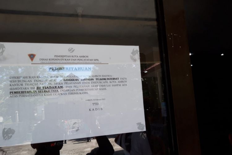 Kantor Dinas Kependudukan dan Pencatatan Sipil (Disdukcapil) Kota Ambon menghentikan segala bentuk pelayanan yang menggunakan sistem online di kantor tersebut, Rabu (6/2/2019). Tampak sejumlah monitor komputer tidak dihidupkan para pegawai di kantor itu  