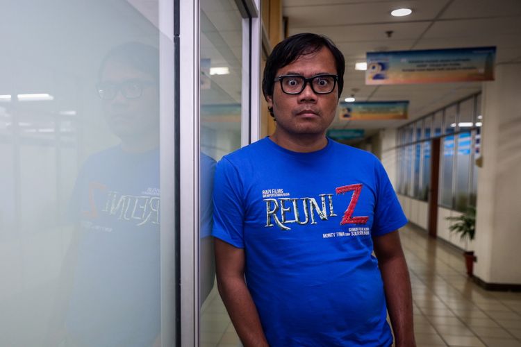 Artis peran Soleh Solihun berpose usai wawancara di kantor redaksi Kompas.com, Palmerah, Jakarta Barat, Rabu (4/4/2018). Film Reuni Z akan tayang di bioskop mulai 12 April mendatang.
