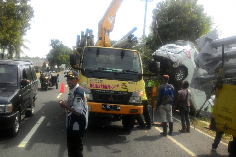 Suzuki Ertiga AB 1522 EN atas nama Jiyo, warga Gamping Sleman, nyemplung ke sawah di samping gudang Bulog Wates. Jiyo luka ringan.