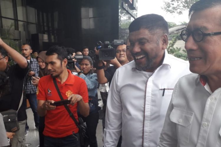 Menteri Hukum dan HAM RI Yasonna Laoly (kanan) memenuhi panggilan KPK untuk diperiksa sebagai saksi kasus korupsi e-KTP di Gedung Merah Putih KPK, Jakarta,Senin (2/7/2018).(Reza Jurnaliston)