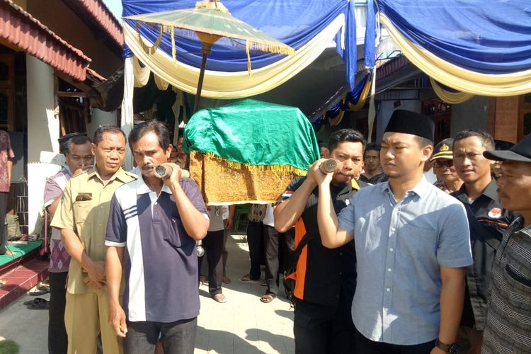 Irsan, anggota KPPS di Kabupaten Magetan yang meninggal diduga mengalami kelelahan dalam melaksanakan kegiatan Pemilu 2019, dimakamkan hari ini. 